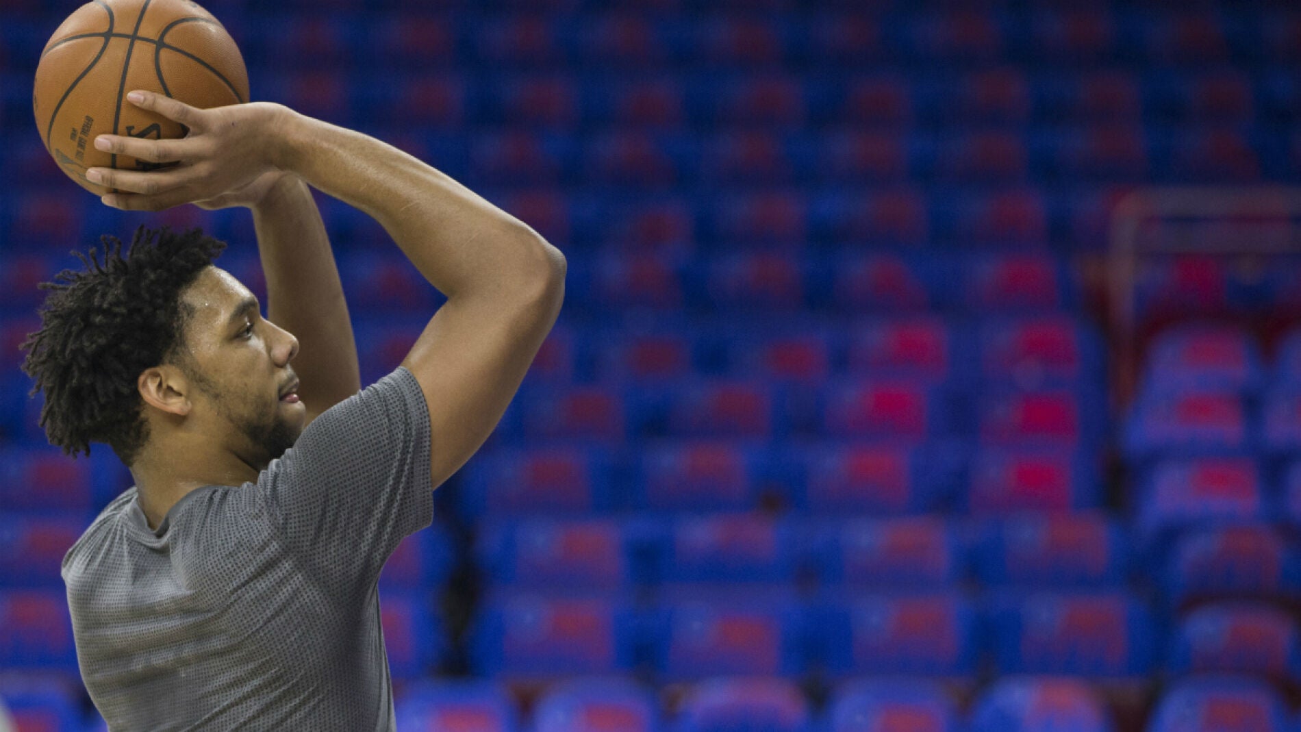 Jahlil Okafor lanza a canasta