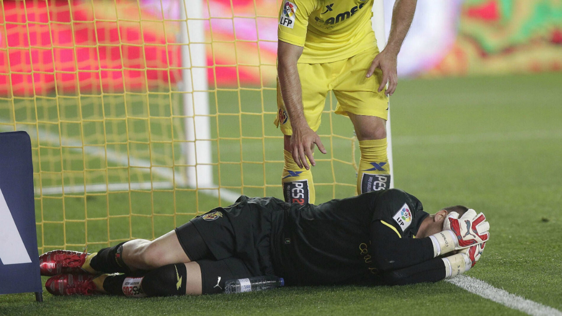 Sergio Asenjo, en el momento en el que se produjo la lesi&oacute;n