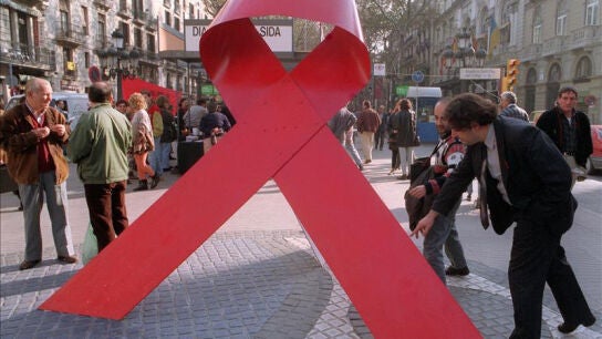 Un gran lazo rojo, s&iacute;mbolo de la lucha contra el sida