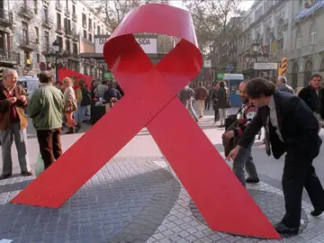 Un gran lazo rojo, símbolo de la lucha contra el sida Un gran lazo rojo, símbolo de la lucha contra el sida