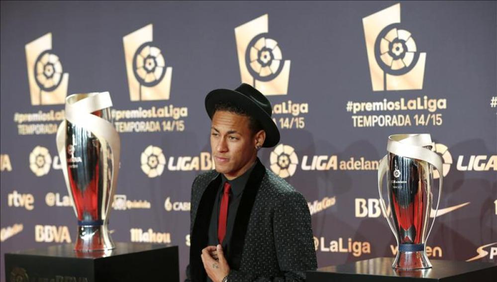 Neymar posa en la gala de premios de la Liga
