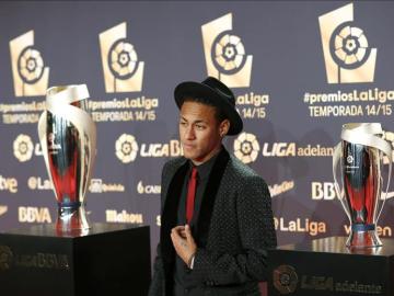 Neymar posa en la gala de premios de la Liga
