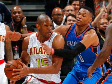 Al Horford ataca ante la defensa de Westbrook