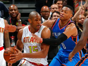 Al Horford ataca ante la defensa de Westbrook Al Horford ataca ante la defensa de Westbrook