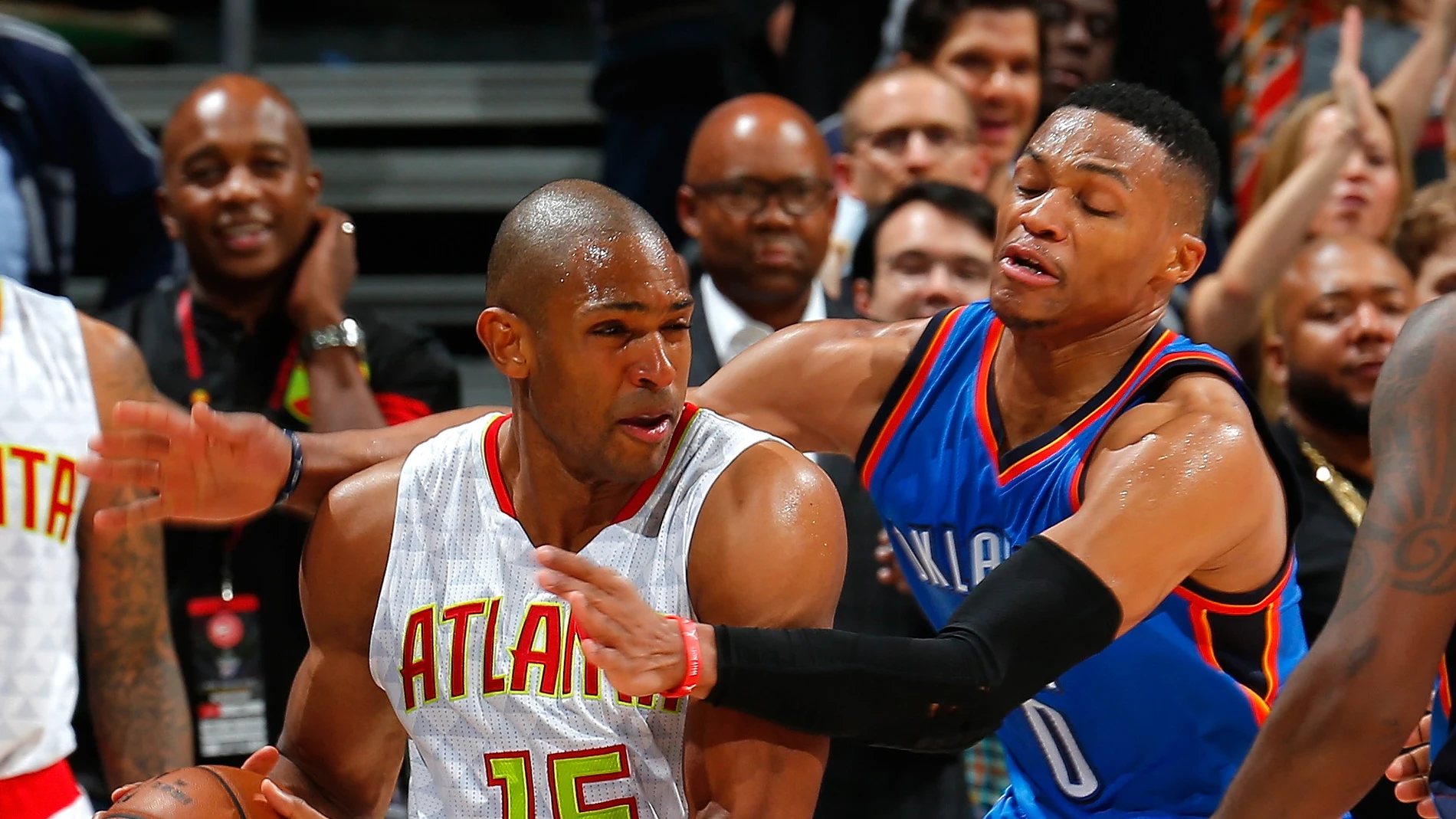 Al Horford ataca ante la defensa de Westbrook Al Horford ataca ante la defensa de Westbrook