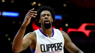 DeAndre Jordan se lamenta en una acción de partido con los Clippers