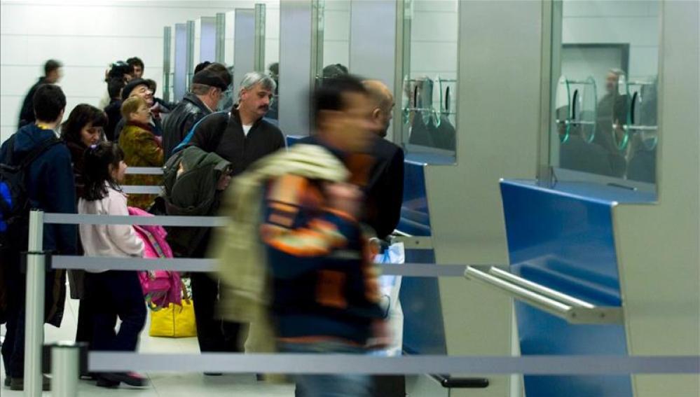 Pasajeros hacen fila en un control.