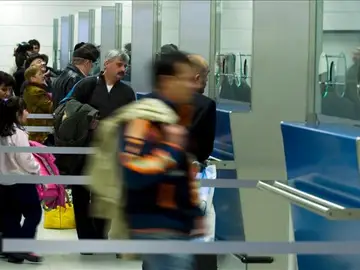 Pasajeros hacen fila en un control. Pasajeros hacen fila en un control.