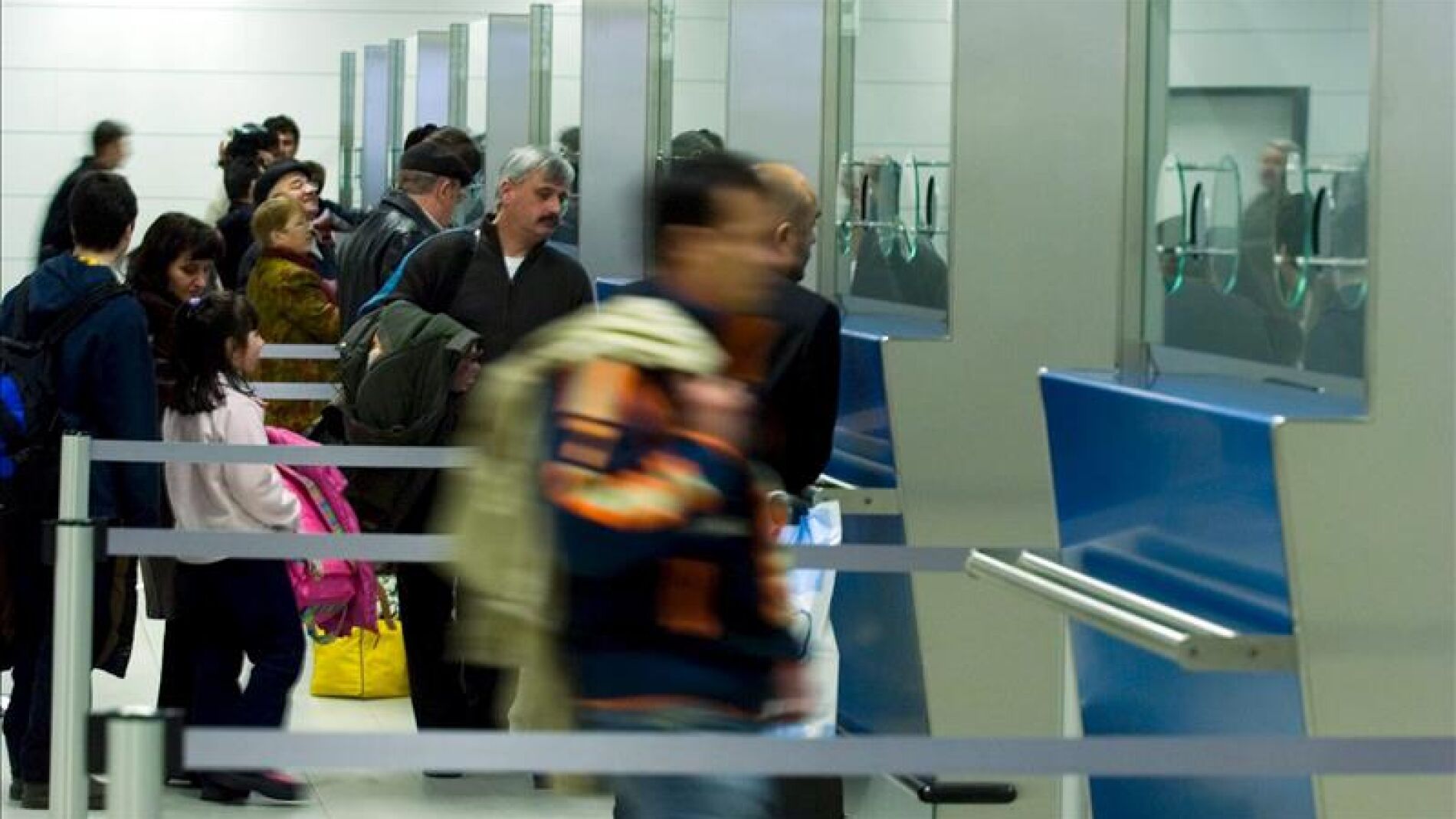 Pasajeros hacen fila en un control.