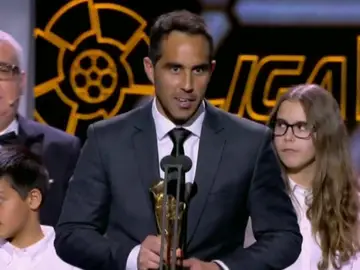 Claudio Bravo recoge el premio a mejor portero de la temporada 2014-2015 Claudio Bravo recoge el premio a mejor portero de la temporada 2014-2015