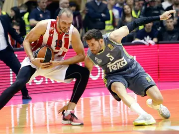 Rudy Fernández intenta robar un balón a Simonovic Rudy Fernández intenta robar un balón a Simonovic