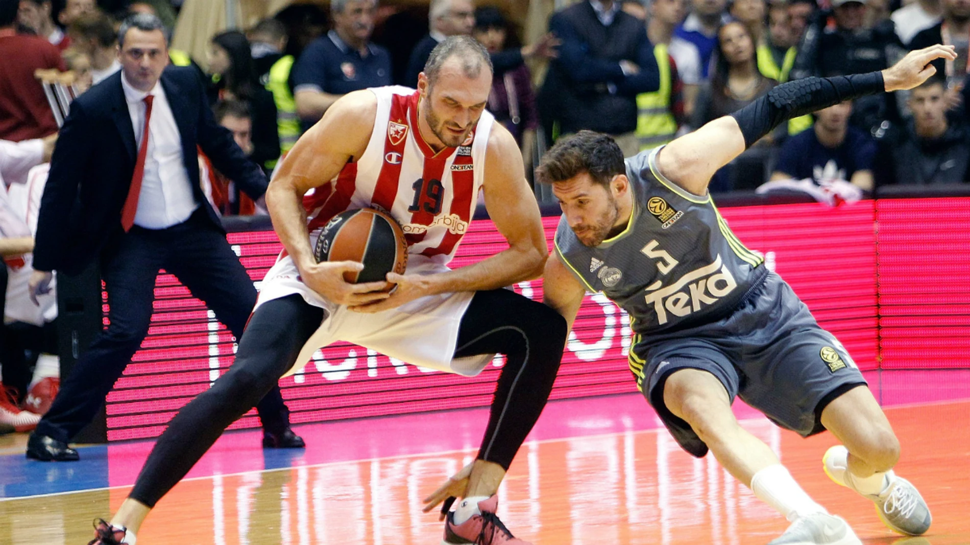 Rudy Fernández intenta robar un balón a Simonovic Rudy Fernández intenta robar un balón a Simonovic
