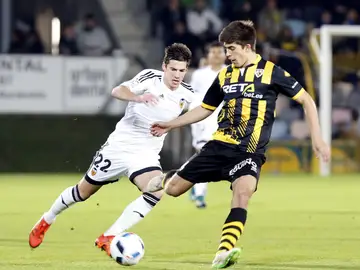 Santi Mina disputa el balón con Álex Quintanilla Santi Mina disputa el balón con Álex Quintanilla