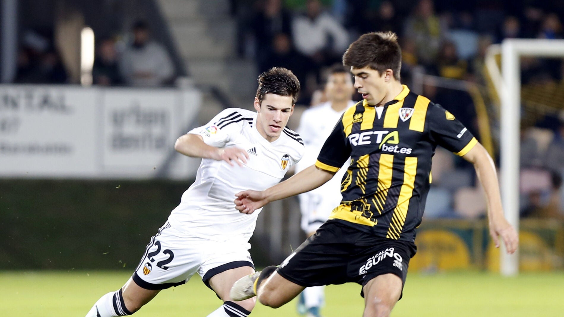 Santi Mina disputa el bal&oacute;n con &Aacute;lex Quintanilla