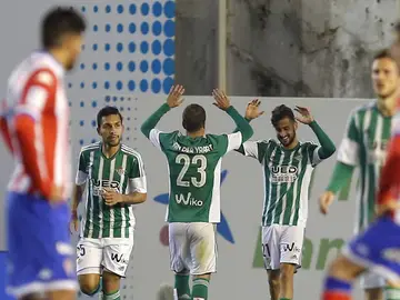 Los jugadores del Betis celebran su victoria sobre el Sporting Los jugadores del Betis celebran su victoria sobre el Sporting