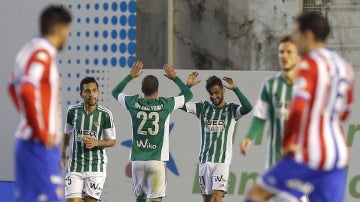 Los jugadores del Betis celebran su victoria sobre el Sporting