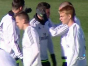 James Rodríguez, arropado en el entrenamiento del Real Madrid.