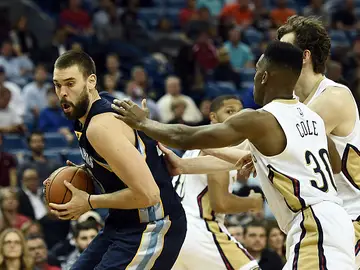 Marc Gasol intenta anotar ante la defensa de los Pelicans Marc Gasol intenta anotar ante la defensa de los Pelicans