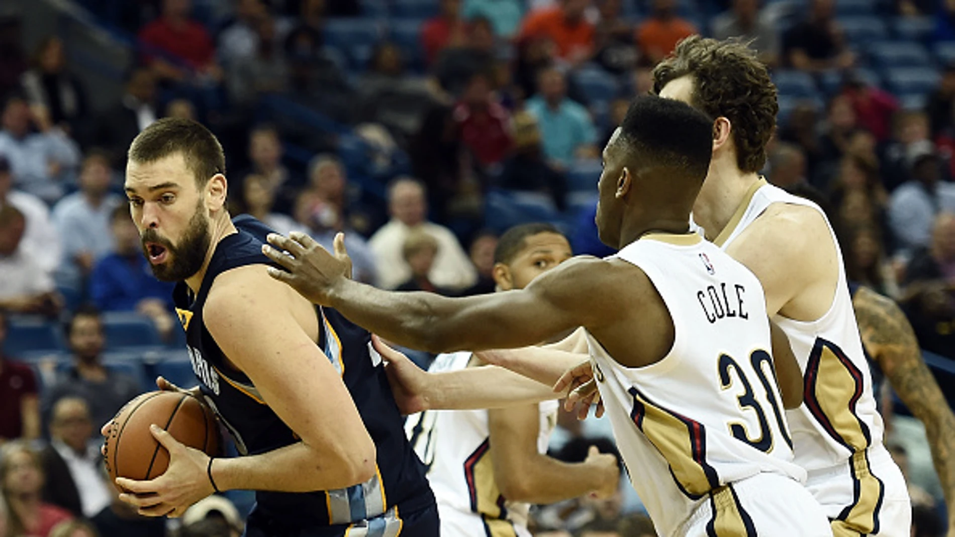 Marc Gasol intenta anotar ante la defensa de los Pelicans Marc Gasol intenta anotar ante la defensa de los Pelicans