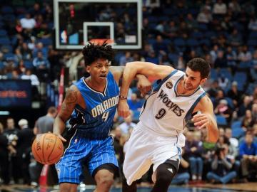 Ricky Rubio defiende a Elfrid Payton