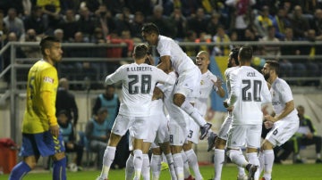 Los jugadores del Real Madrid celebran el gol de Cheryshev