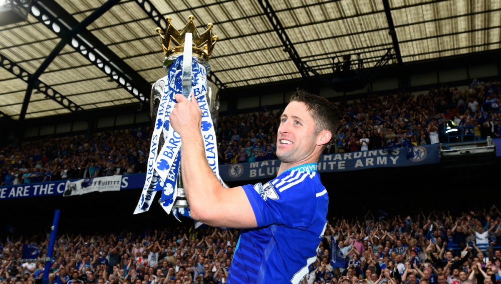Gary Cahill, celebrando la Premier conseguida por el Chelsea
