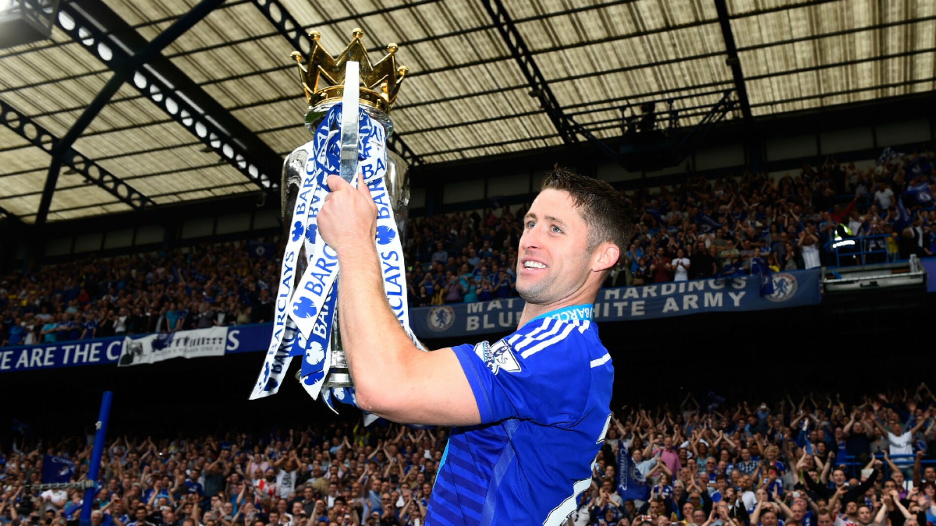 Gary Cahill, celebrando la Premier conseguida por el Chelsea