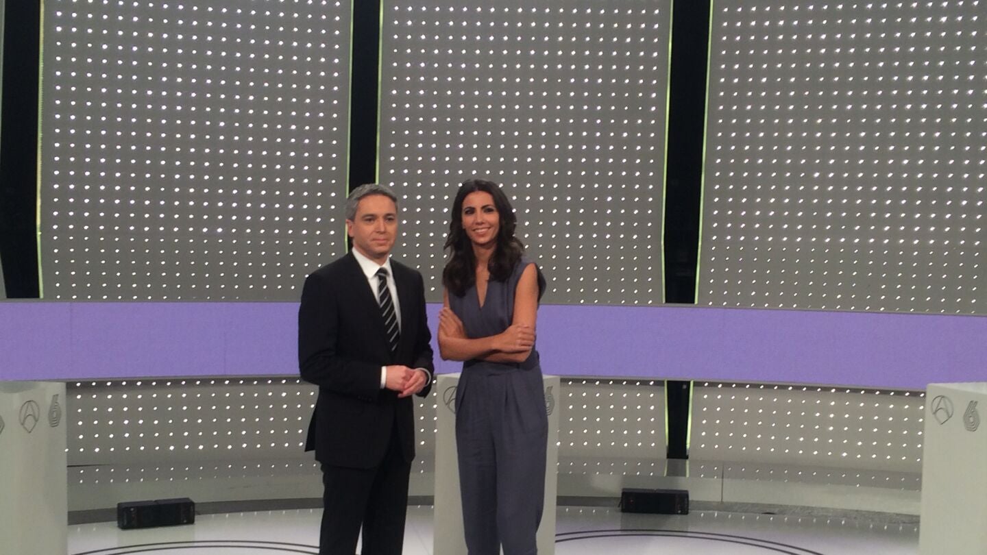 Vicente Vallés y Ana Pastor en el plató del debate decisivo del 7D
