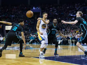 Stephen Curry realiza un pase sin mirar ante los Hornets Stephen Curry realiza un pase sin mirar ante los Hornets