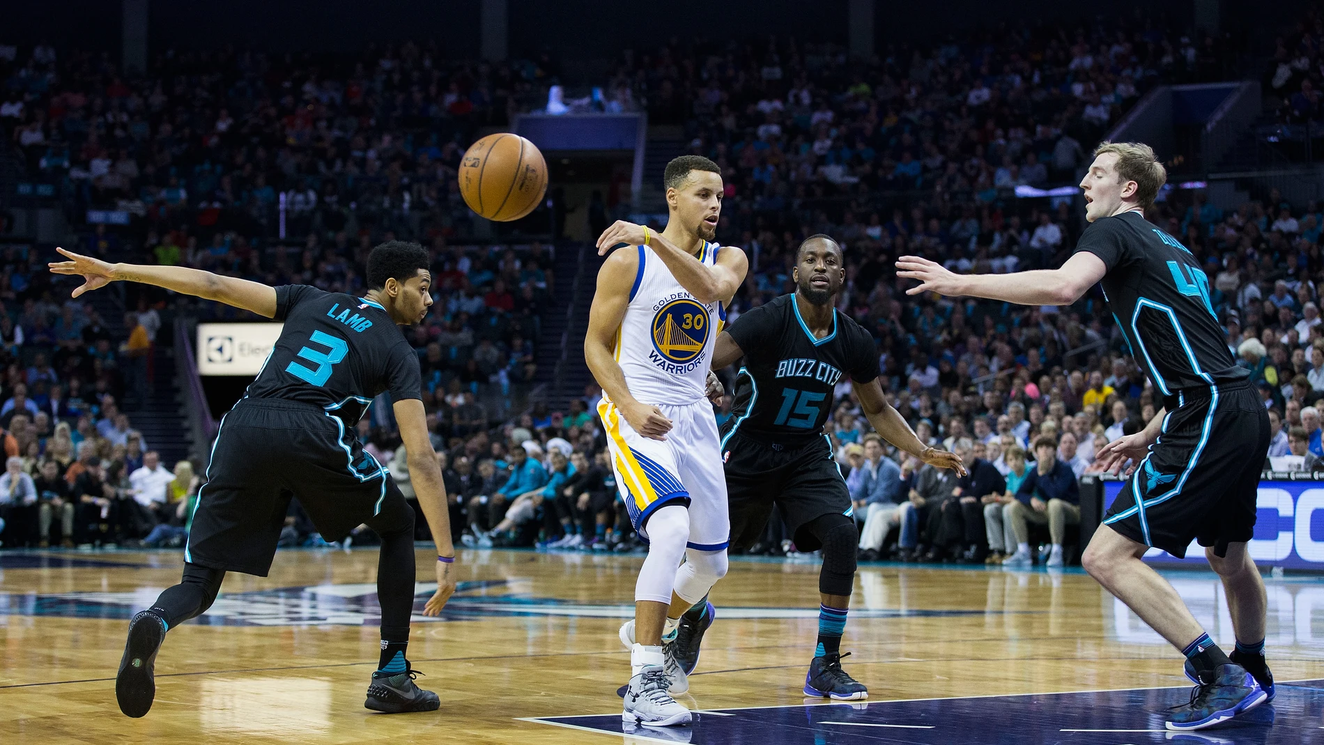 Stephen Curry realiza un pase sin mirar ante los Hornets Stephen Curry realiza un pase sin mirar ante los Hornets