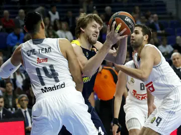 Ayón y Felipe Reyes defienden a Jan Vesely Ayón y Felipe Reyes defienden a Jan Vesely
