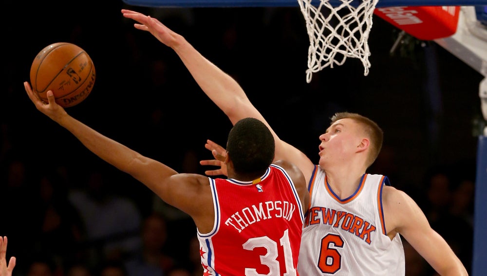 Porzingis intenta taponar a Thompson en el partido ante Philadelphia