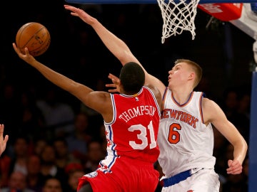 Porzingis intenta taponar a Thompson en el partido ante Philadelphia