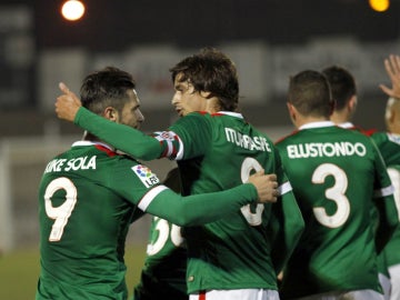 Los jugadores del Athletic celebran su victoria contra el Linense