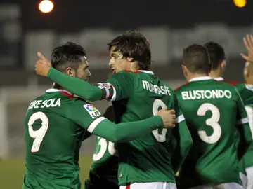 Los jugadores del Athletic celebran su victoria contra el Linense Los jugadores del Athletic celebran su victoria contra el Linense