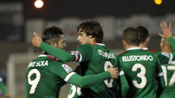 Los jugadores del Athletic celebran su victoria contra el Linense