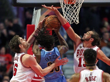 Pau Gasol y Noah intentan taponar a Faried en su entrada a canasta