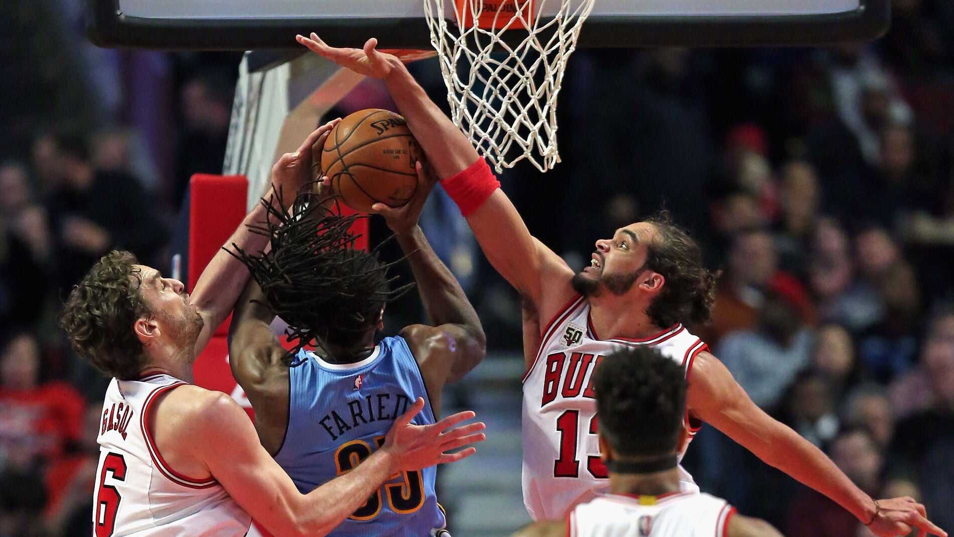 Pau Gasol y Noah intentan taponar a Faried en su entrada a canasta