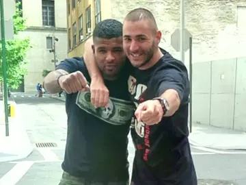Zenati y Benzema posan en una foto Zenati y Benzema posan en una foto