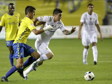 James Rodríguez disputa el balón James Rodríguez disputa el balón