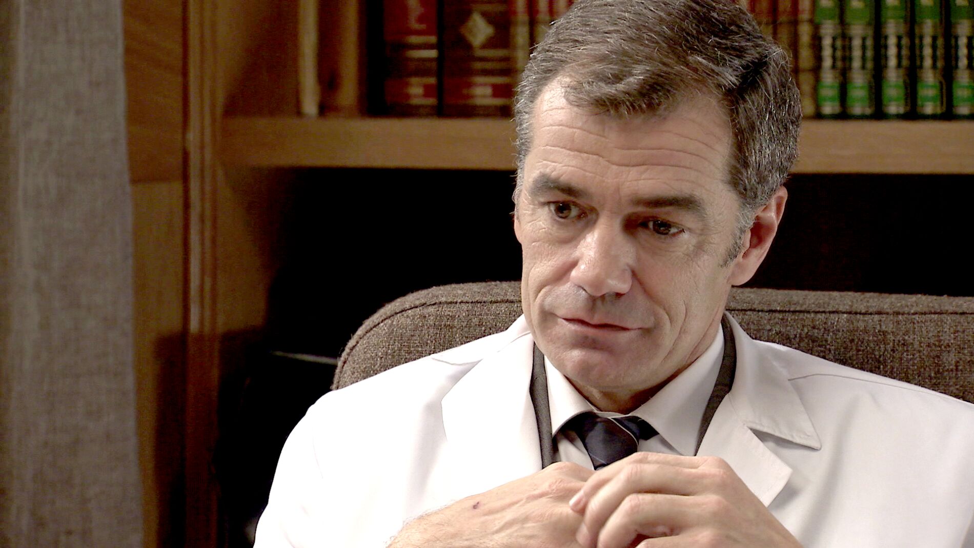 El Dr. Martos duda del amor de Adela