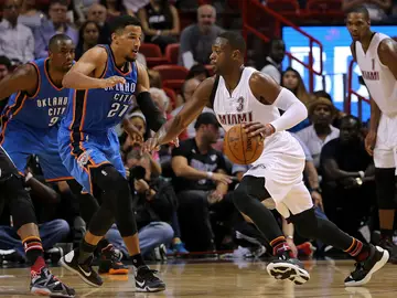 Wade ataca ante la defensa de Oklahoma City Thunder Wade ataca ante la defensa de Oklahoma City Thunder