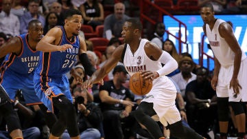 Wade ataca ante la defensa de Oklahoma City Thunder