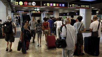 Tráfico denso de viajeros y maletas en el aeropuerto Adolfo Suárez-Barajas, en Madrid