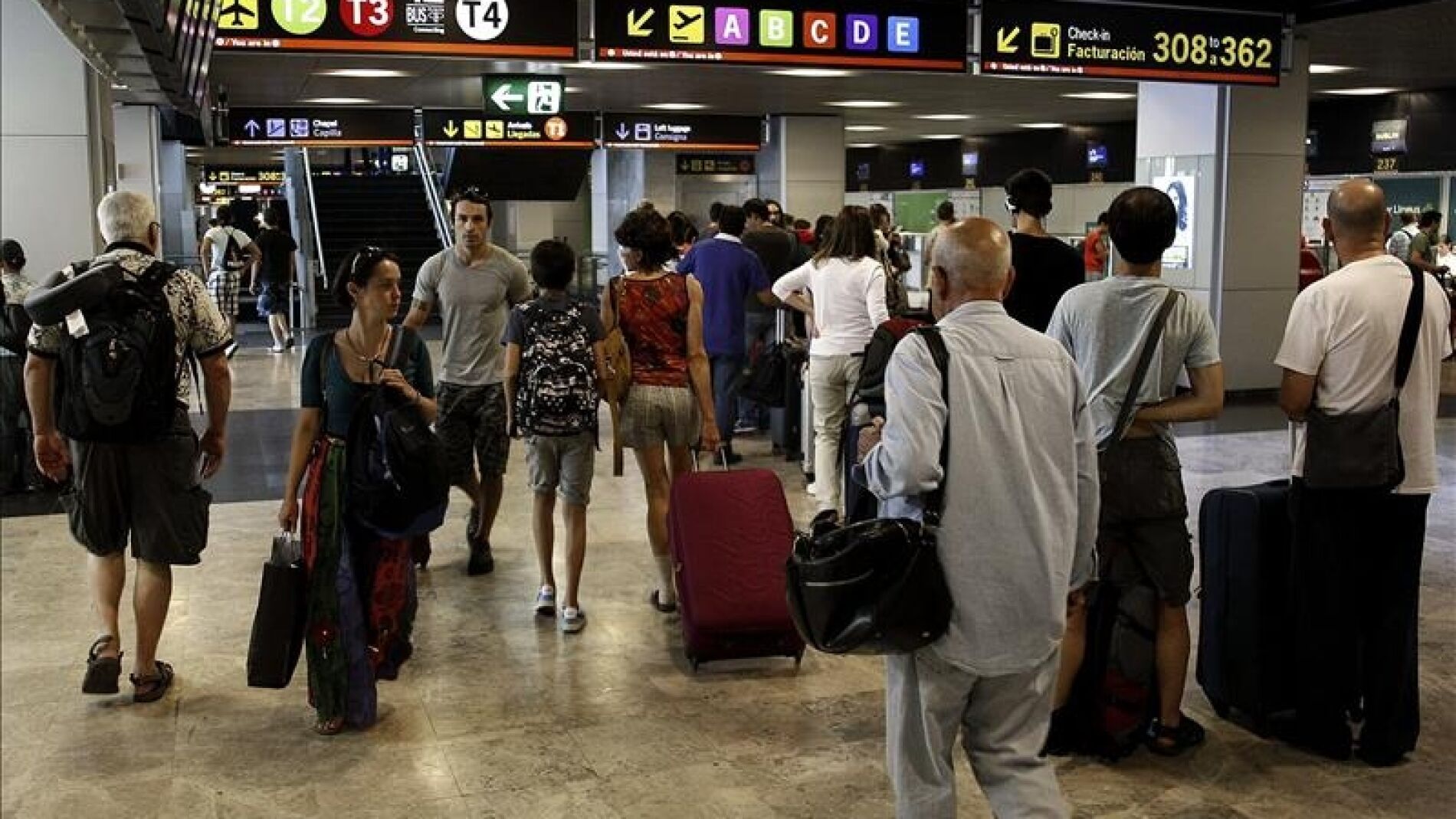 Turistas en aeropuerto.