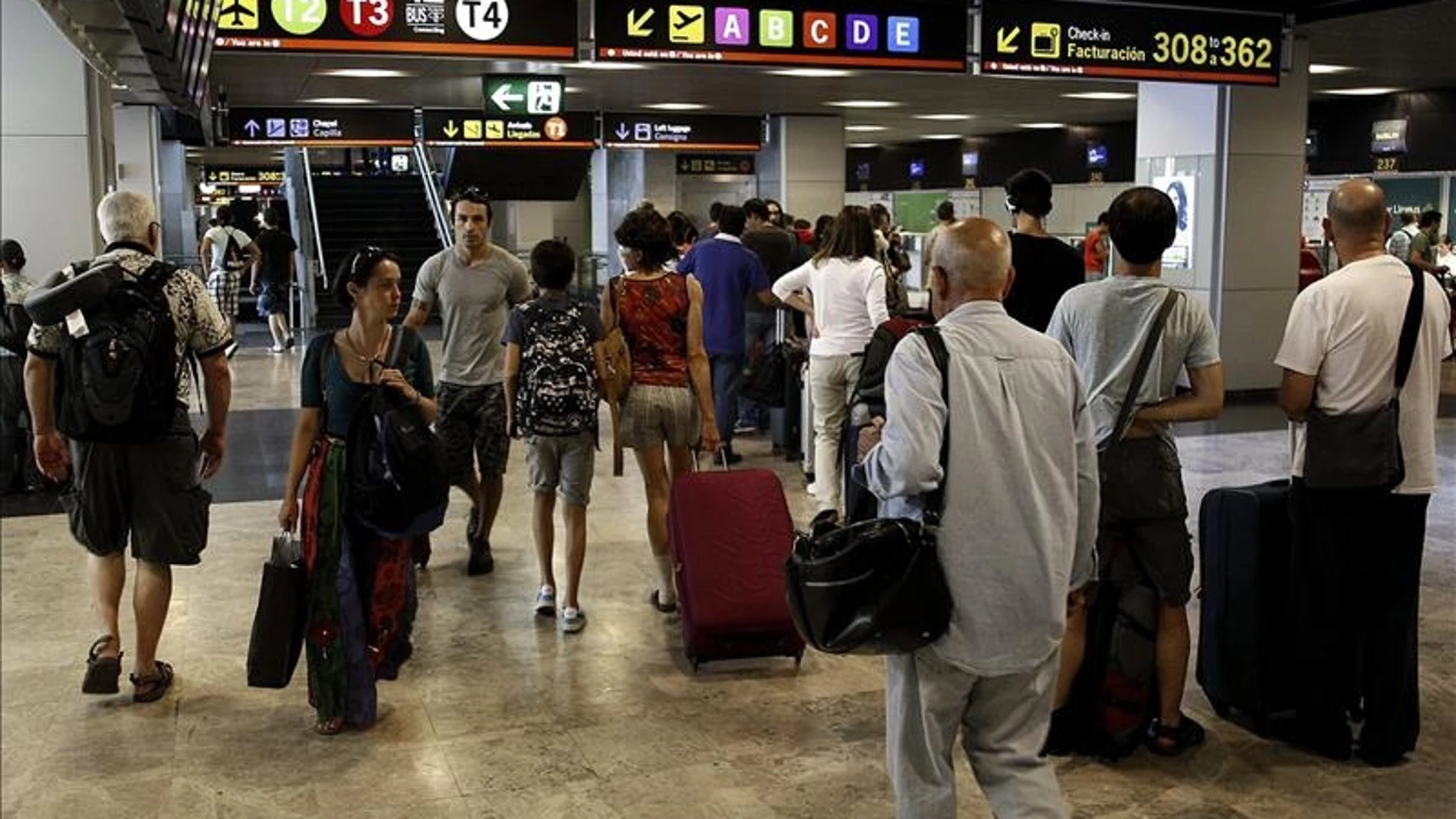 Turistas en aeropuerto. Turistas en aeropuerto.