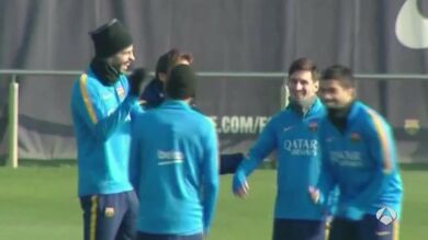 Piqué, bromista en el entrenamiento: 