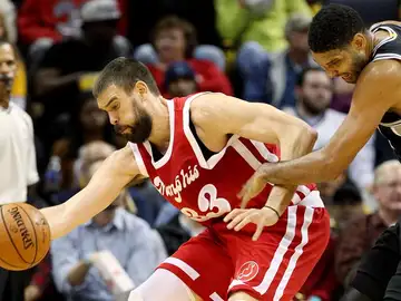 Marc Gasol postea ante la defensa de Tim Duncan Marc Gasol postea ante la defensa de Tim Duncan
