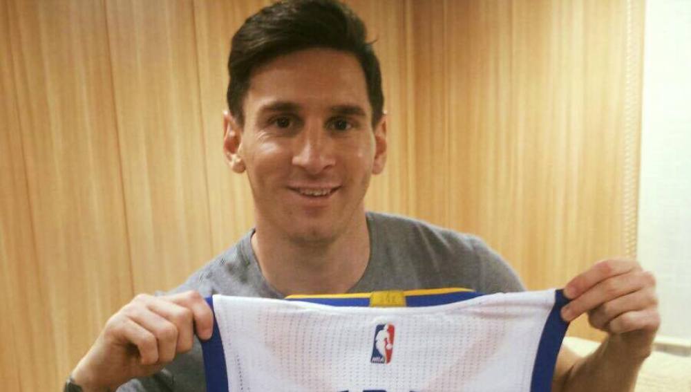 Leo Messi, con la camiseta de Stephen Curry