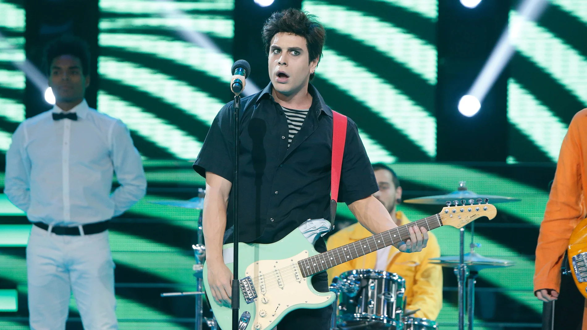 Adrián Rodríguez muestra su faceta más rockera imitando a Green Day